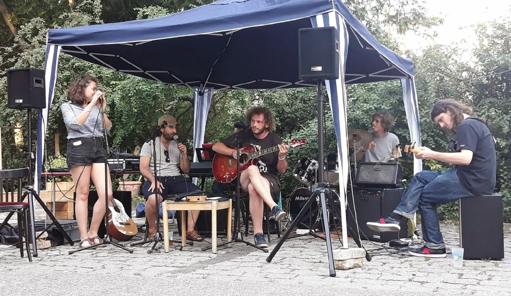 Jam Session im Garten mit Alexandre Bocage an der Gitarre. Foto: CFB