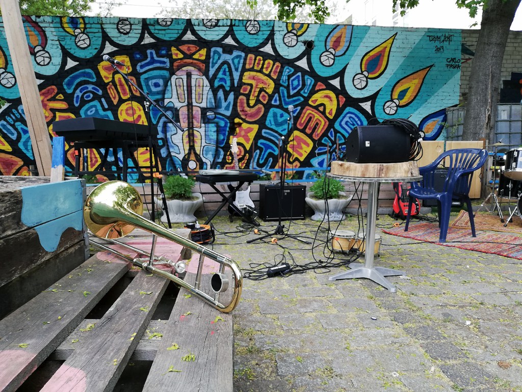 Kurz vor einer Jam Session im Garten. Foto: Hensel