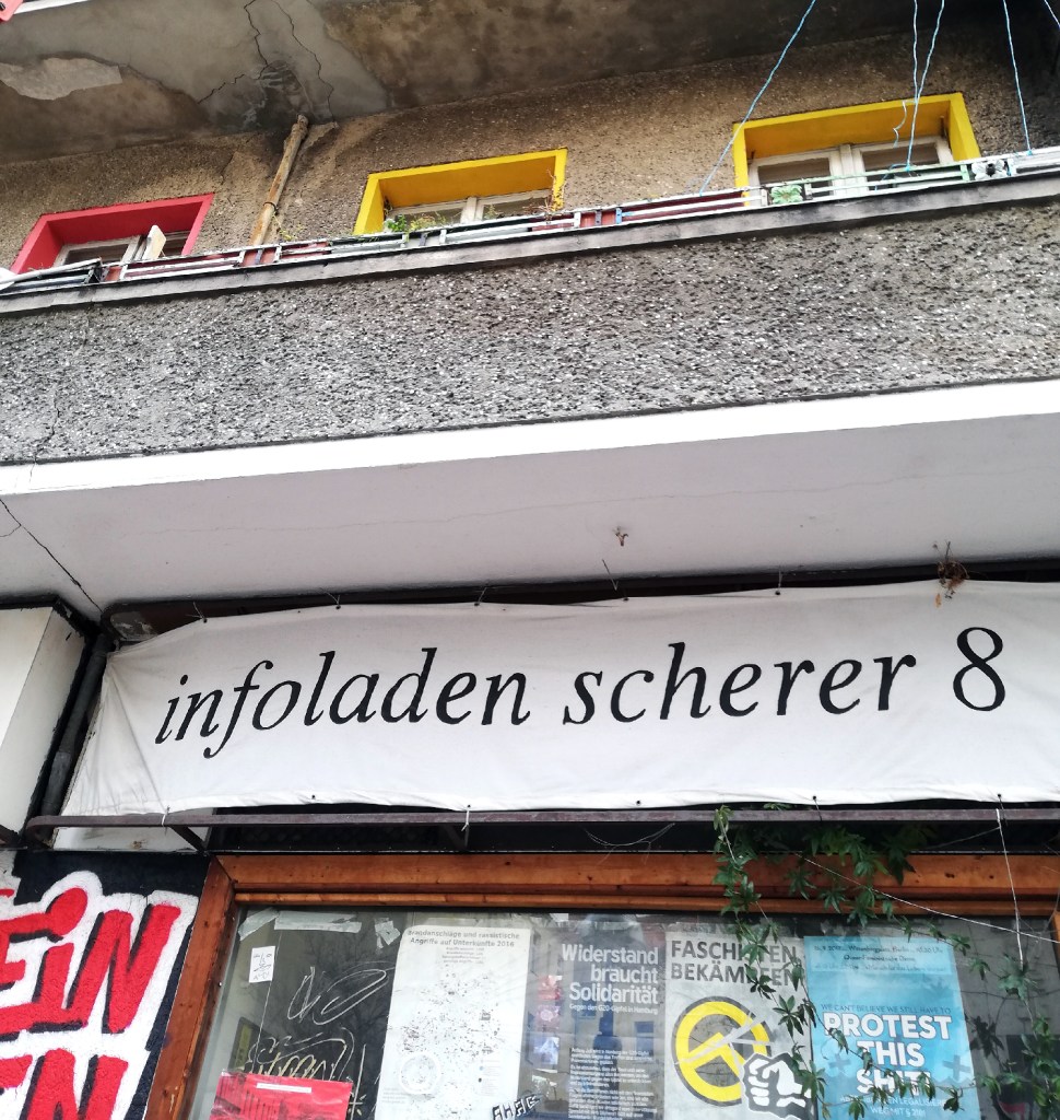 Der Infoladen im Erdgeschoss von Hannes' Wohnsitz. Foto: Hensel