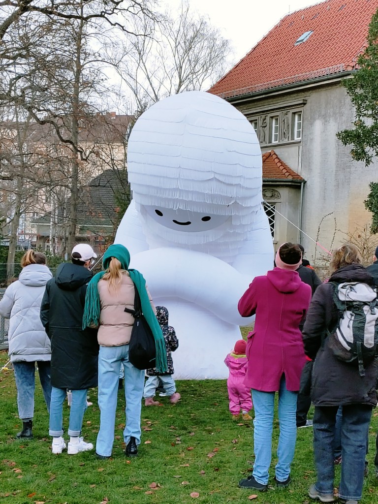 Eine Schneefrau war eines der Attraktionen für Kinder. Foto: Hensel