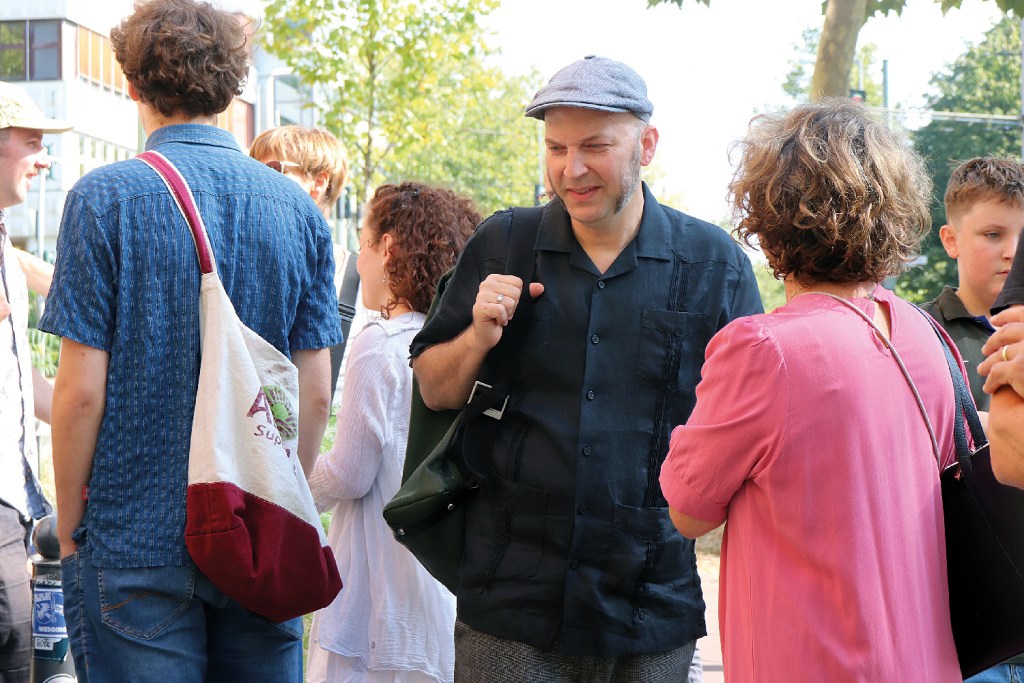 Benjamin Kempler (mit Mütze) bei der Verlegung der vier Stolpersteine für seine Verwandten in der Bernauer Straße 96 am 7. September 2024. Foto: Andrei Schnell