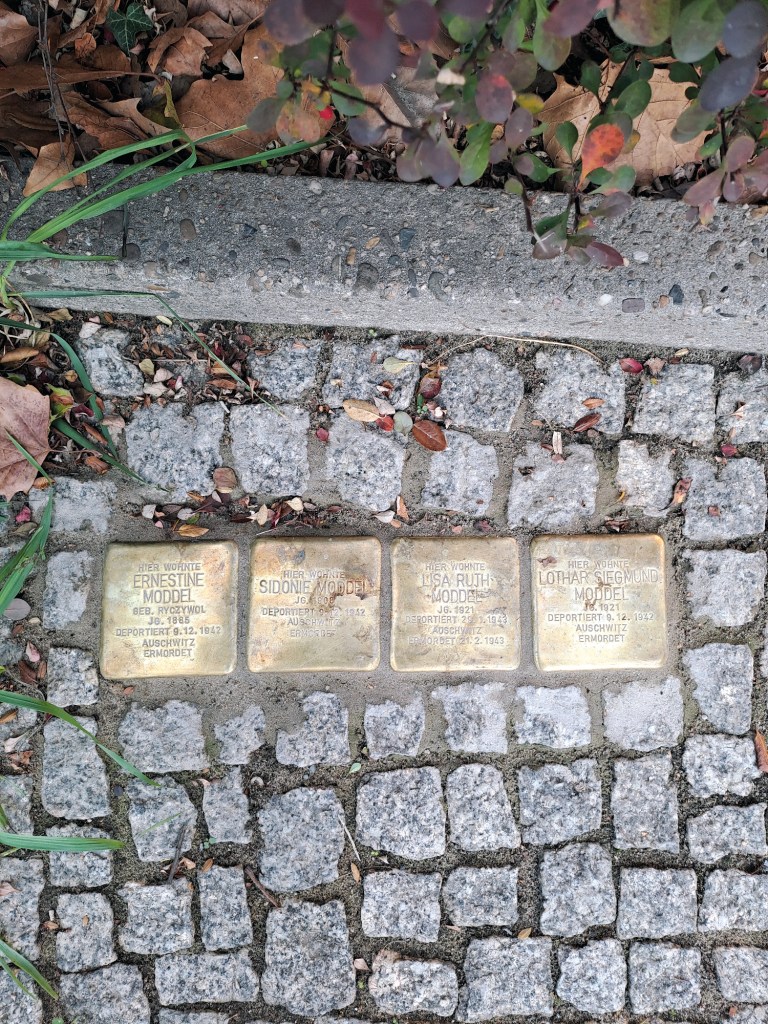 Die vier Stolpersteine für die Familie Moddel in der Bernauer Straße 96. Foto: Andrei Schnell