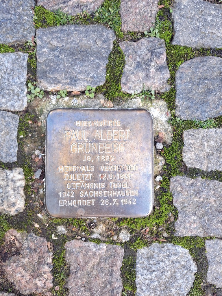 Stolperstein für Paul Albert Grünberg in der Swinemünder Straße 47. Foto: Andrei Schnell