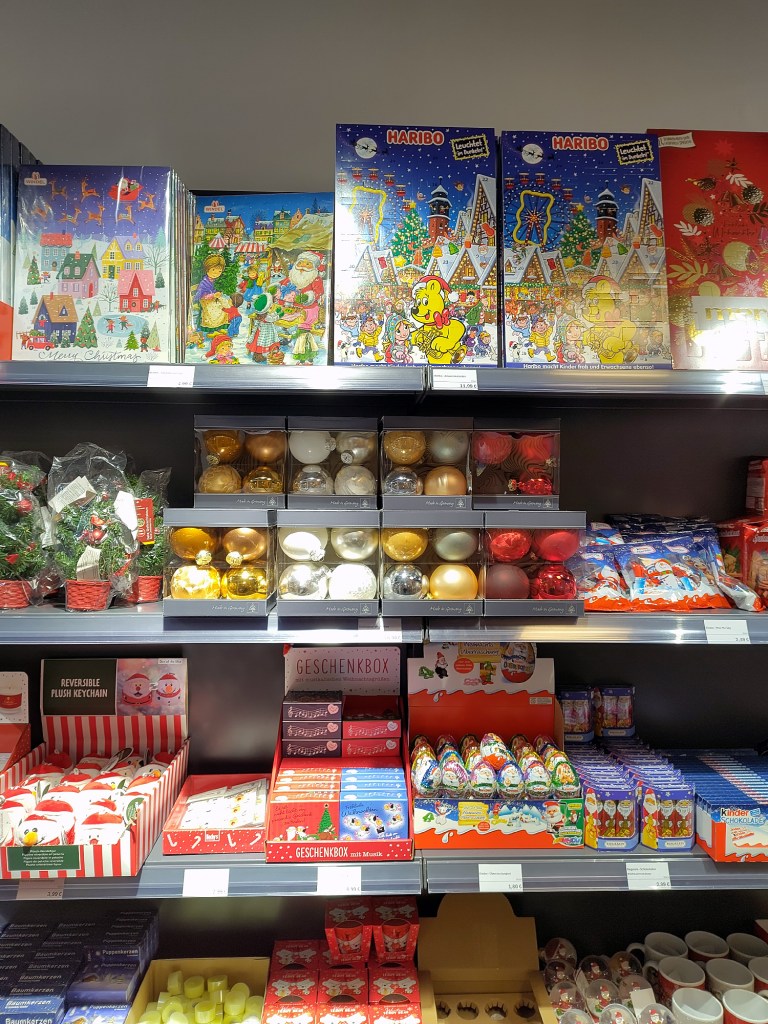 Regal voller Weihnachtsartikel im Kiezshop Ackerstraße. Foto: Hensel