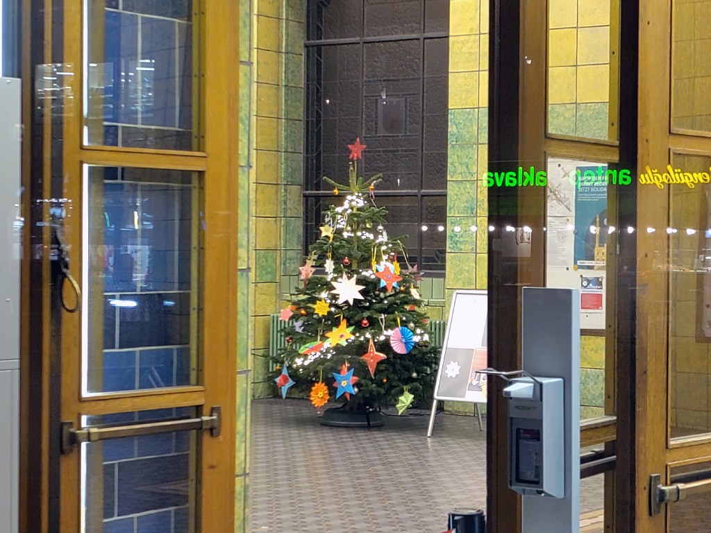 Weihnachtsbaum im Rathaus Wedding. Foto: Hensel