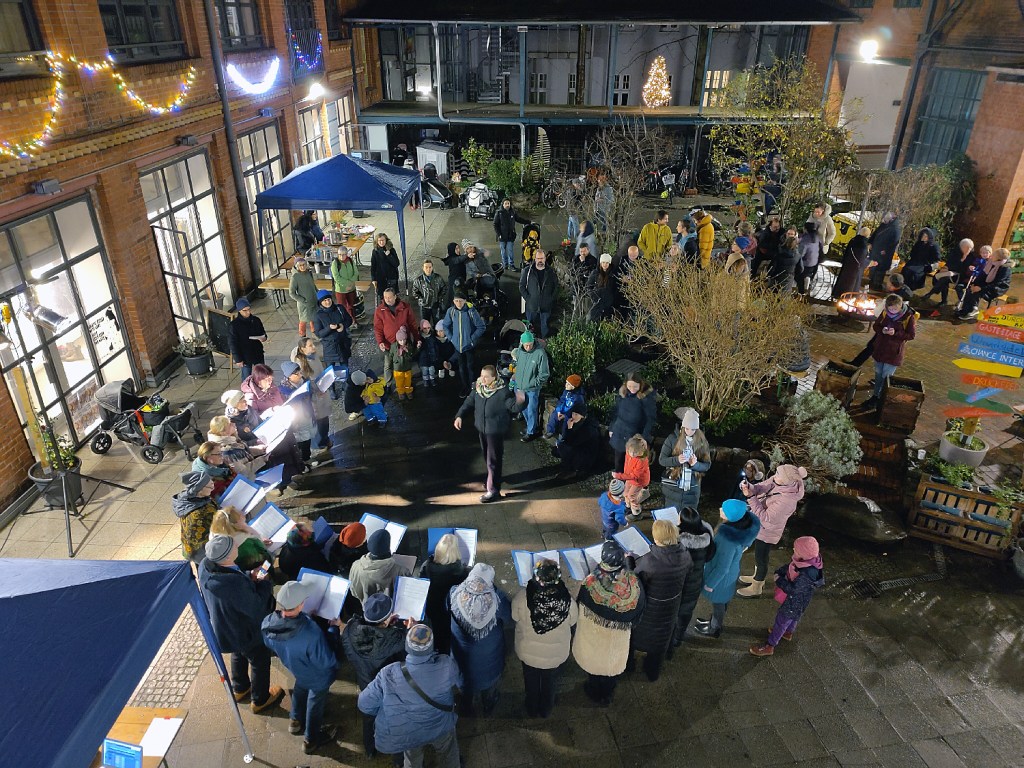 Weihnachtssingen in der Fabrik Osloer Straße. Foto: Hensel