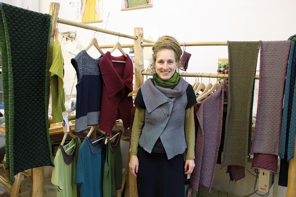 Maria Stieger öffnete ihr Atelier in der PA 58. Sie verkauft Strickmode. Foto: Hensel