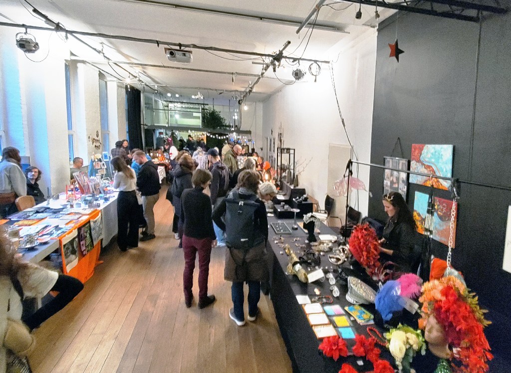Stände beim Wintermarkt in der PA 58. Foto: Hensel