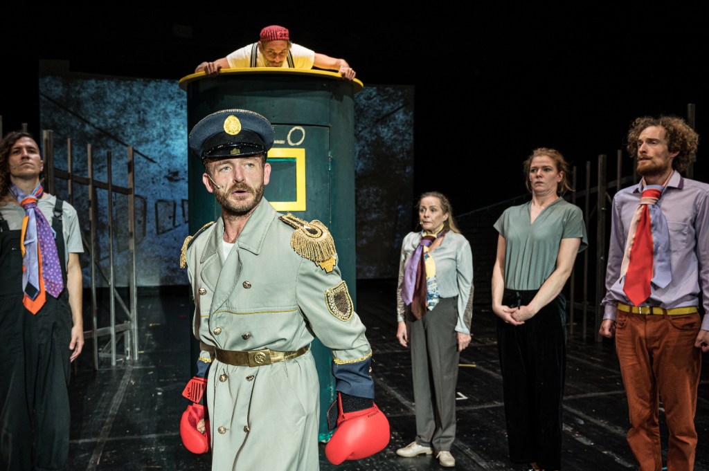 Eine Szene aus dem Stück "Der Hauptmann von Köpenick". Foto: Atze Musiktheater