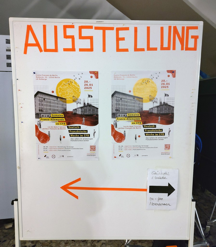 Links geht es zur Ausstellung, rechts zum deutsch-französischen Abendessen. Das Plakat weist den Weg. Foto: Hensel