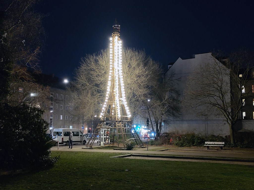 Der Mini-Eiffelturm in der Müllerstraße 74 - wieder mit Lichterkette. Foto: Hensel