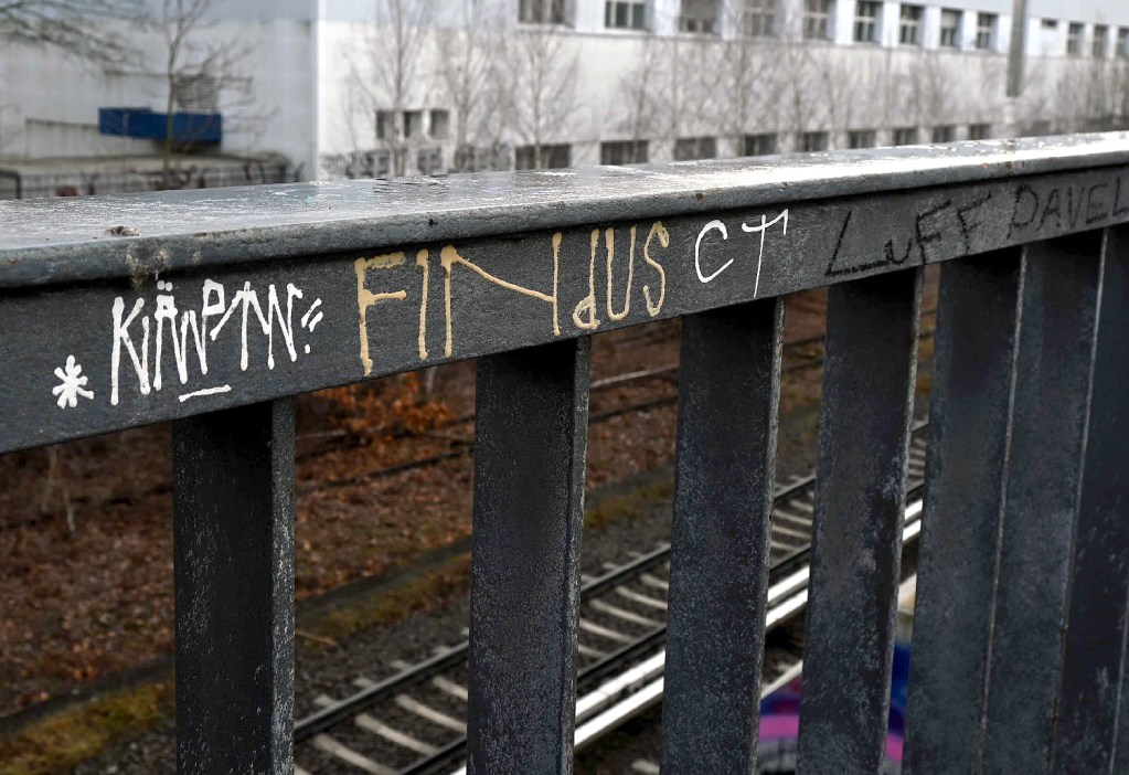 Der Tag vom KÄPTN am Geländer der Brücke in der Grenzstraße. Foto: Michael Becker