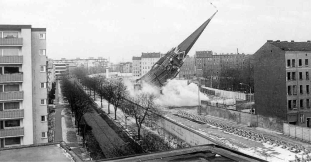 Blick auf die Sprengung des Kirchturms der Versöhnungskirche am 22. Januar 1985. Foto: ELAB, Archiv der Versöhnungsgemeinde