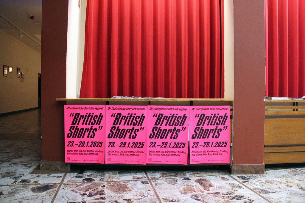 Unübersehbar: die Plakate des British Shorts Filmfestivals im Eingangsbereich des City Kino Wedding. Foto: Hensel
