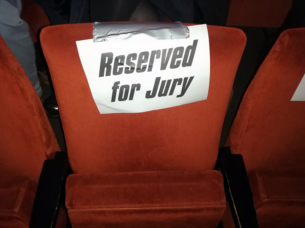 Dieser Platz ist reserviert für ein Jurymitglied. Foto: Hensel