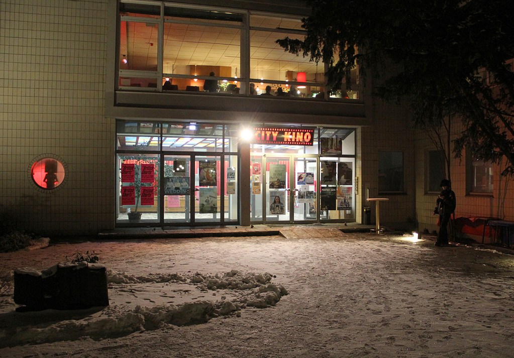 Beim Festival 2024 lag Schnee vor dem City Kino. Foto: Hensel