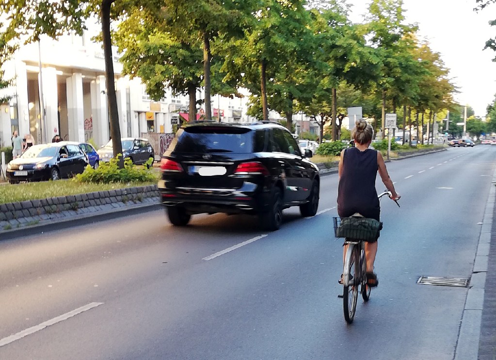 Eine Fahrradfahrerin fährt auf der Brunnenstraße. einen Radweg gibt es hier nicht. Foto: Hensel