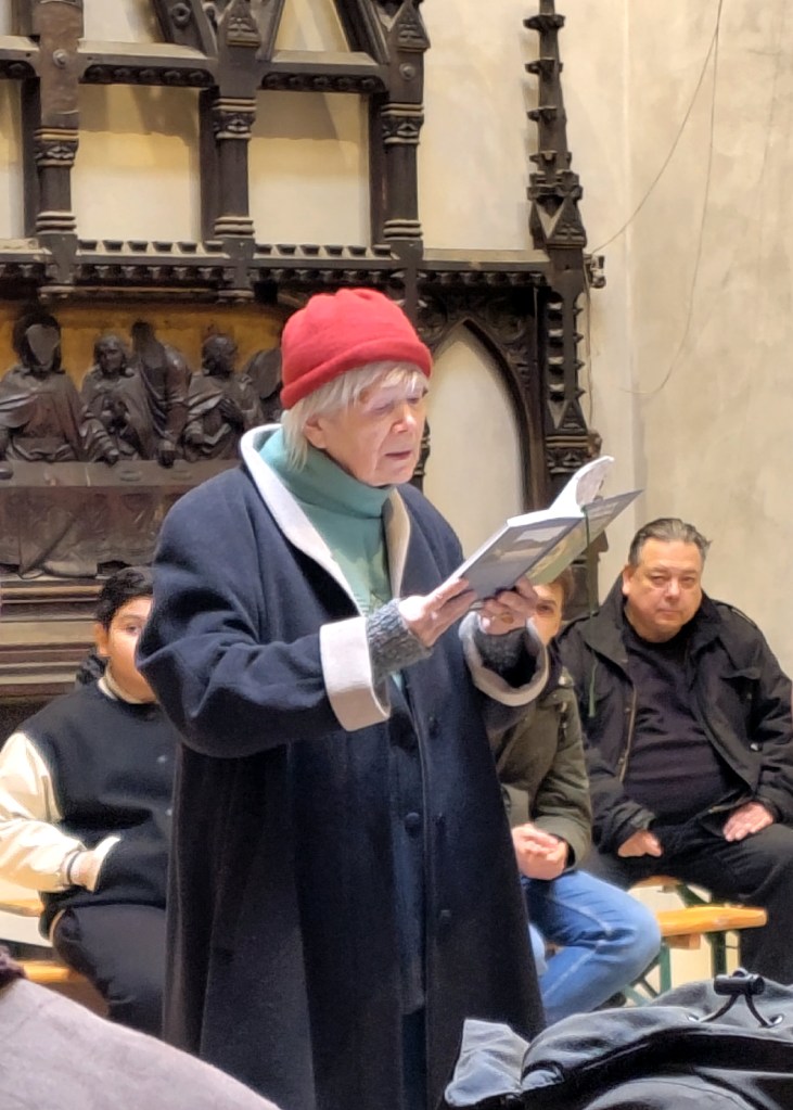 Beim Gedenkgottesdienst kamen viele Menschen zu Wort. Hier liest Gisela Bergner Verse von Milly Hilgenstock vor. Foto: Hensel