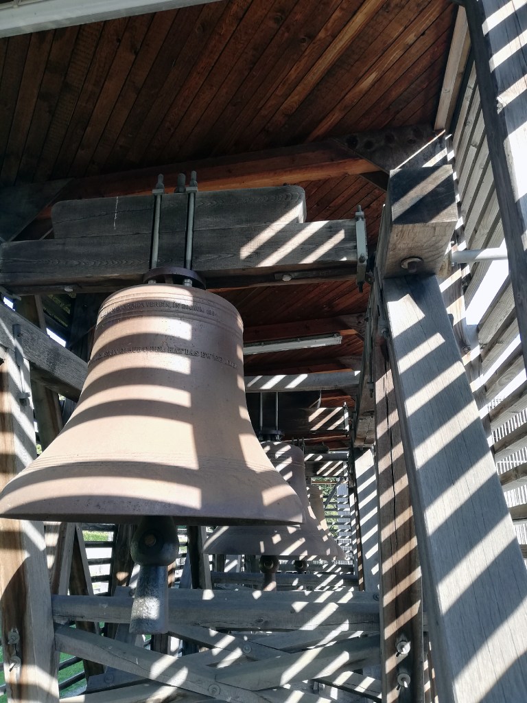 Die Glocken der Versöhnungskirche hängen heute in einem Gerüst vor der Kapelle der Versöhnung. Foto: Hensel