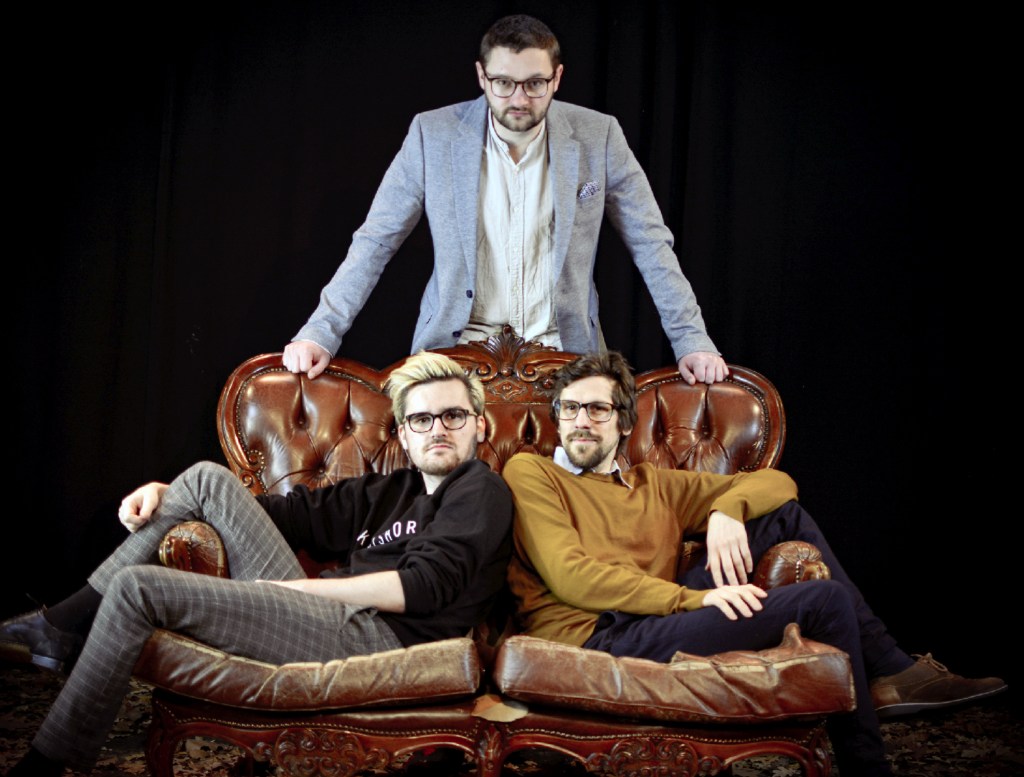 Die Kiezpoeten Samson Völk (stehend), Ortwin Bader-Iskraut (links) und Jesko Habert. Foto: Lisa Meyer