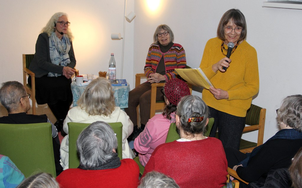 Die Autorin Cornelia Dildei (links) mit Gretchen Dutschke-Klotz (Mitte), Cornelia Holl stellt die beiden vor. Foto: Hensel