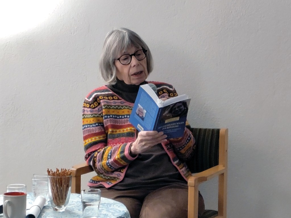Gretchen Dutschke-Klotz bei der Lesung in der Waschküche. Foto: Hensel