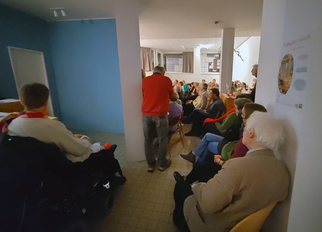 Die Plätze reichten nicht aus. Manche Menschen begnügten sich mit einem Zuhörplatz. Foto: Hensel