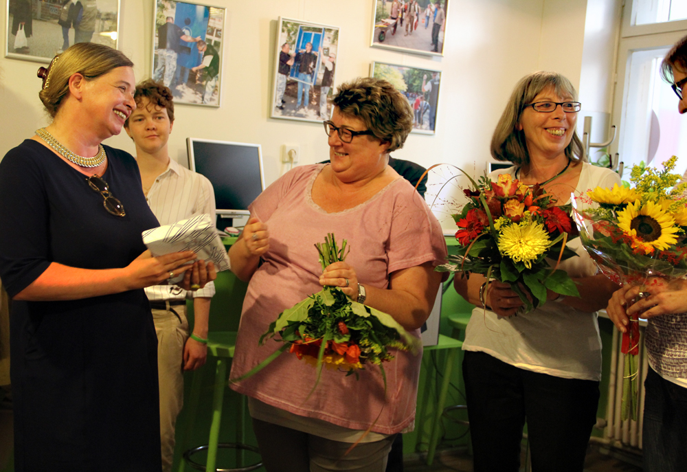 Katja Niggemeier vom Quartiersmanagement (links) übergibt ein Geschenk an Heike Fahrnländer von der MachBar. Foto: Hensel