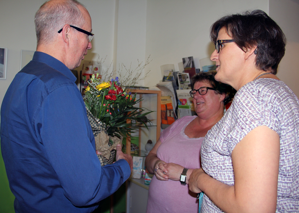 Jörn Richters von der Degewo überbringt Blumen und Glückwünsche. Foto: Hensel