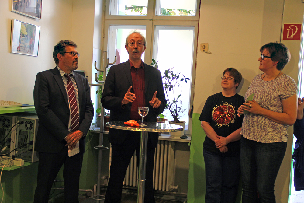 Bezirksbürgermeister Christian Hanke (2.v.l) gratulierte der MachBar. Foto: Hensel