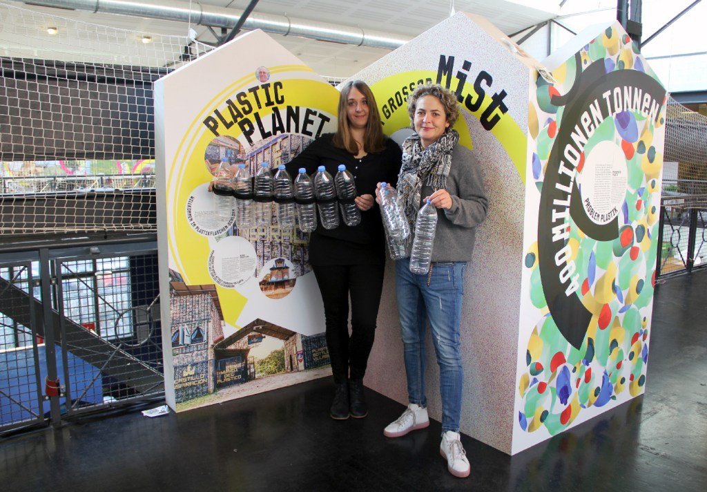 Aus alten Plastikflaschen kann man auch Häuser bauen. Wirklich? Im Museum können Kinder das ausprobieren. Mirca Melchers (links) und Ursula Pirschel zeigen, wie das geht. Foto: Hensel