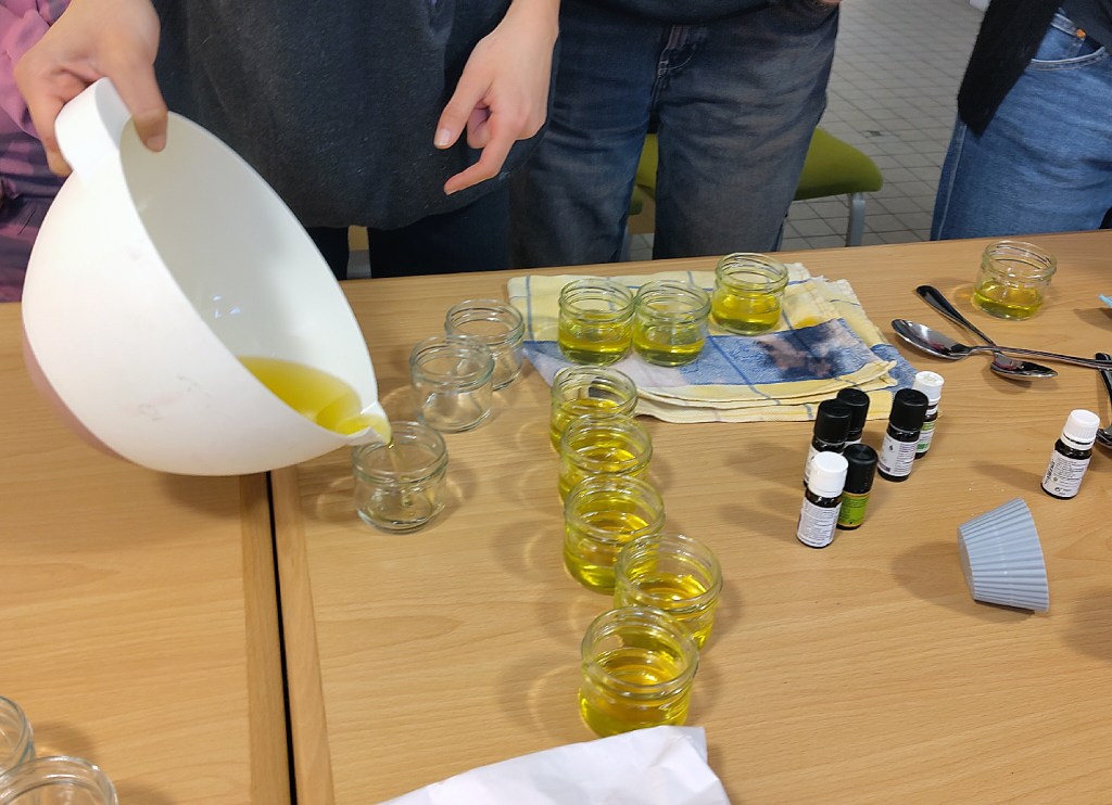 Die fertige Körpercreme, noch flüssig, wird abgefüllt. Foto: Hensel