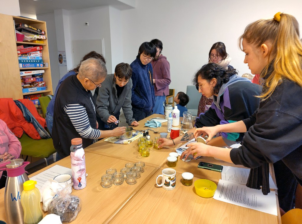 Beim Naturkosmetik-Workshop in der Waschküche. Foto: Hensel