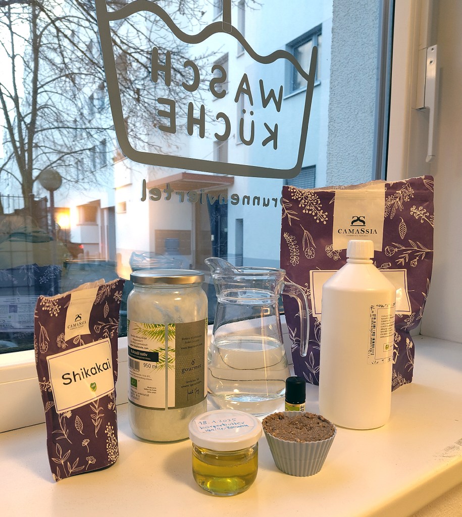Die Zutaten und die beiden fertigen Produkte: Körpercreme und festes Shampoo. Foto: Hensel