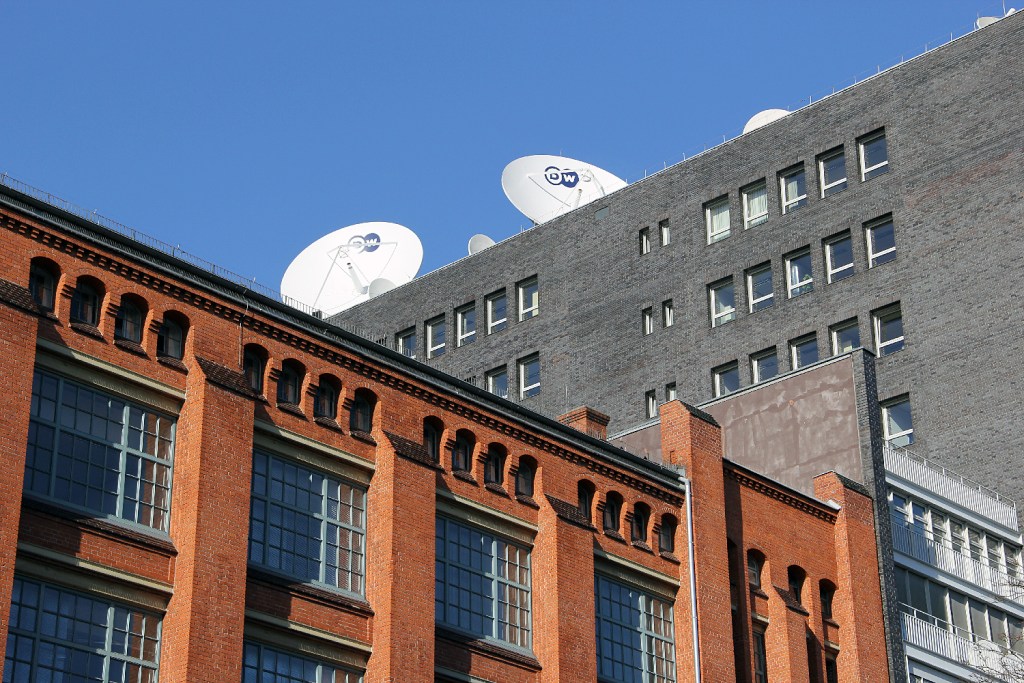 Die Satellitenschüsseln der Deutschen Welle in der Voltastraße. Die schönen Seiten des Brunnenviertels. Foto: Hensel