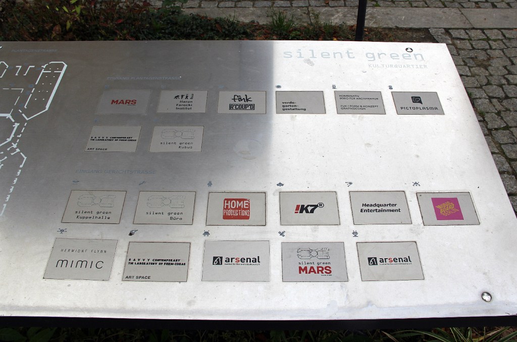 Schilder auf einem Lageplan im Silent Green Kulturquartiert. Bald kommt das Schild für das Kino Arsenal dazu. Foto: Hensel