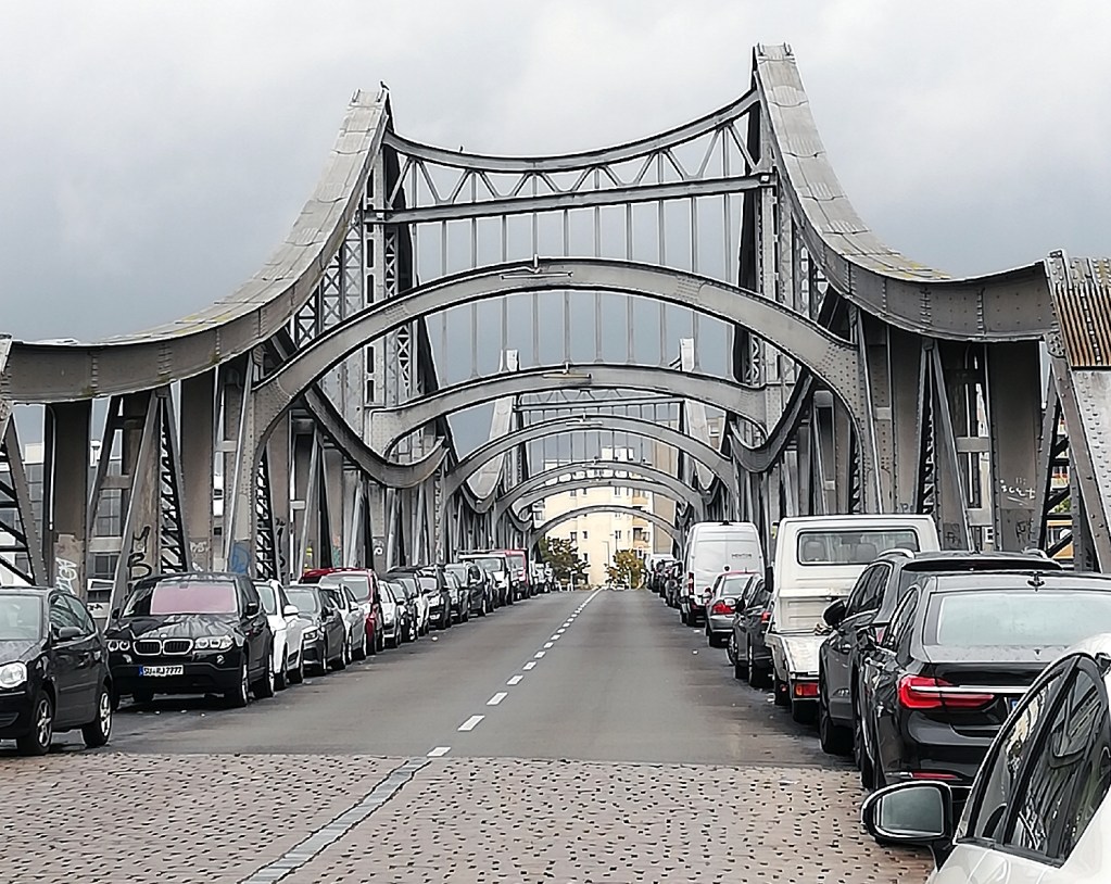 Parkende Autos auf der Swinemünder Brücke. Foto: Hensel