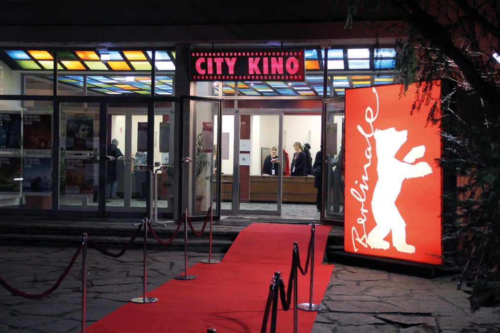 Der Berlinale-Bär steht vor dem City Kino Wedding. Foto: Hensel