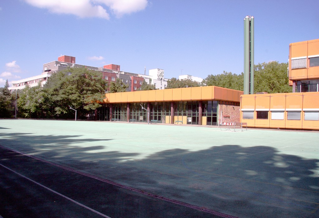 Blick über den Schulsportplatz auf die Schule, 2012. Foto: Hensel