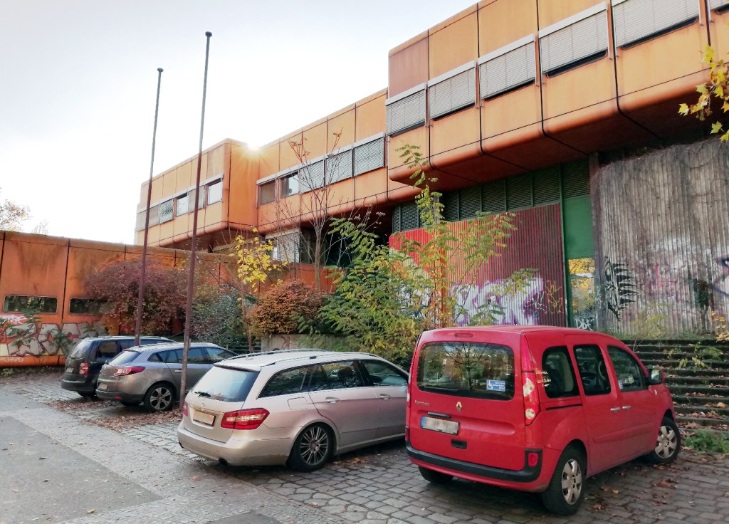 Wild parkende Autos vor der geschlossenen Schule, 2019. Foto: Hensel