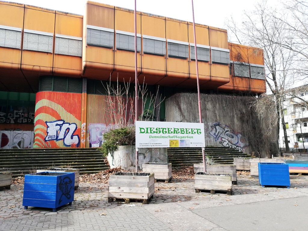 Hochbeete statt parkender Autos: der Hochbeetgarten Diesterbeet vor der Schule, 2023. Foto: Hensel
