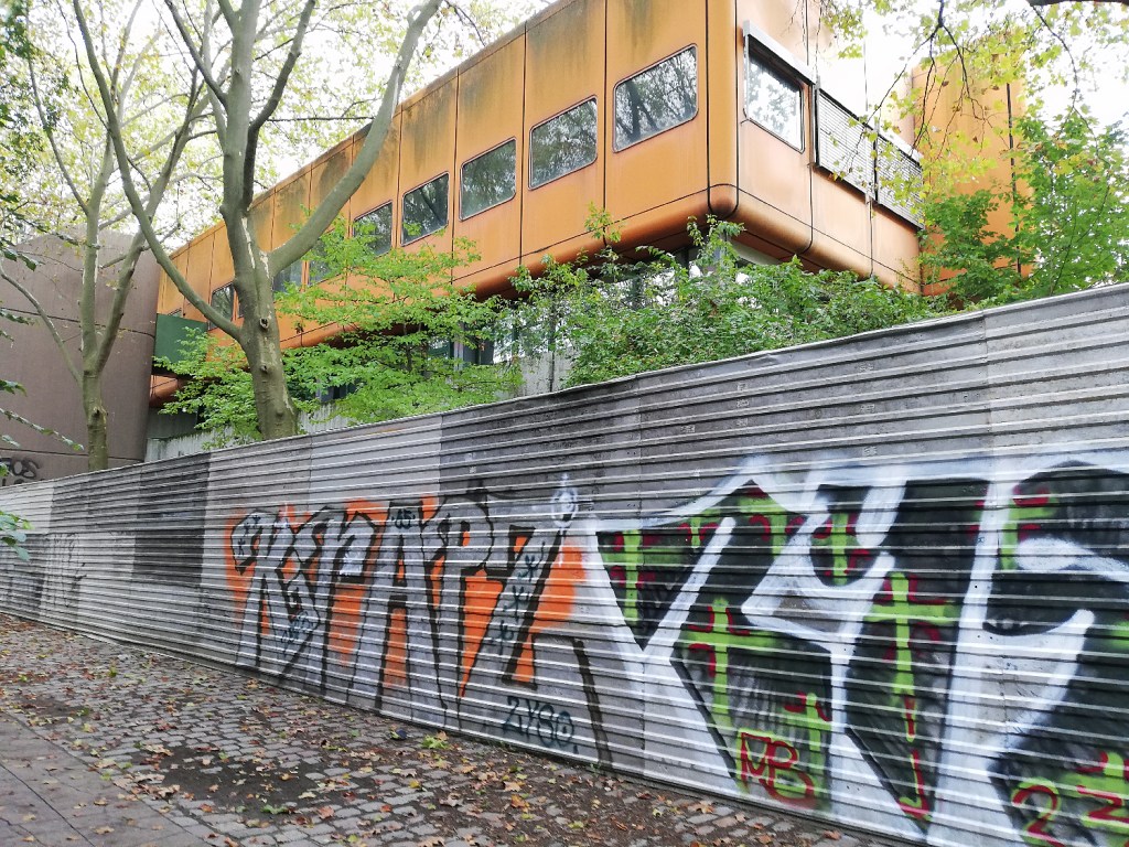 Seit 2024 ist die alte Schule mit einem Wellblechzaun umgeben. Foto: Hensel