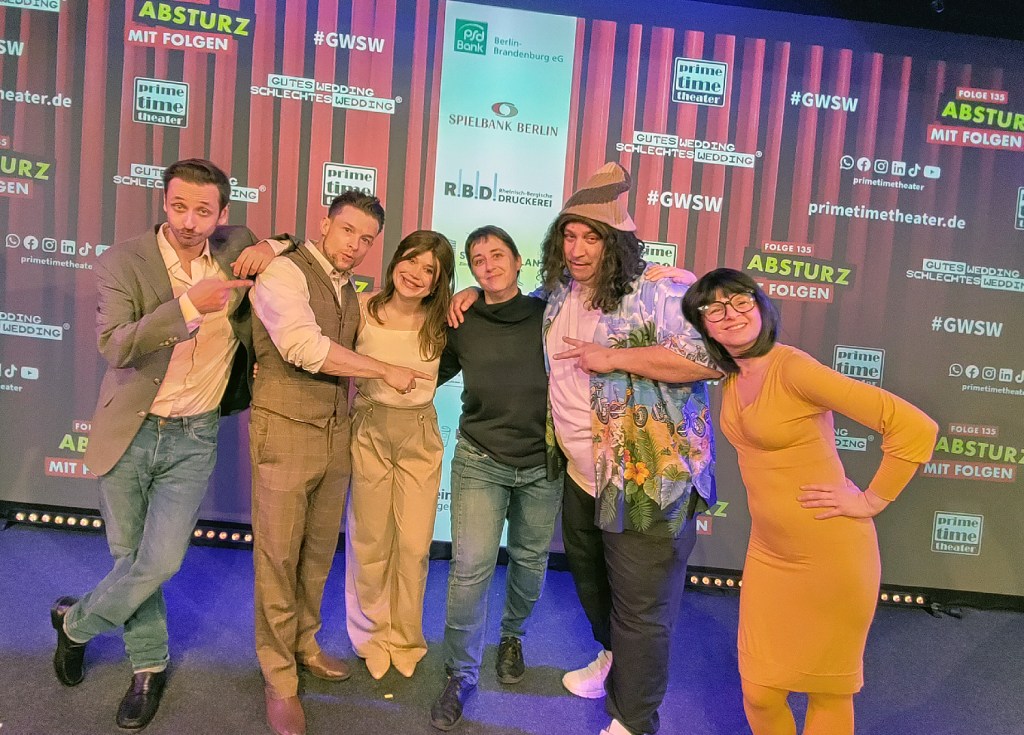 Spaß muss sein: Brunnenmagazin-Autorin Dominique Hensel mit dem Ensemble des Prime Time Theaters. Foto: Schnell