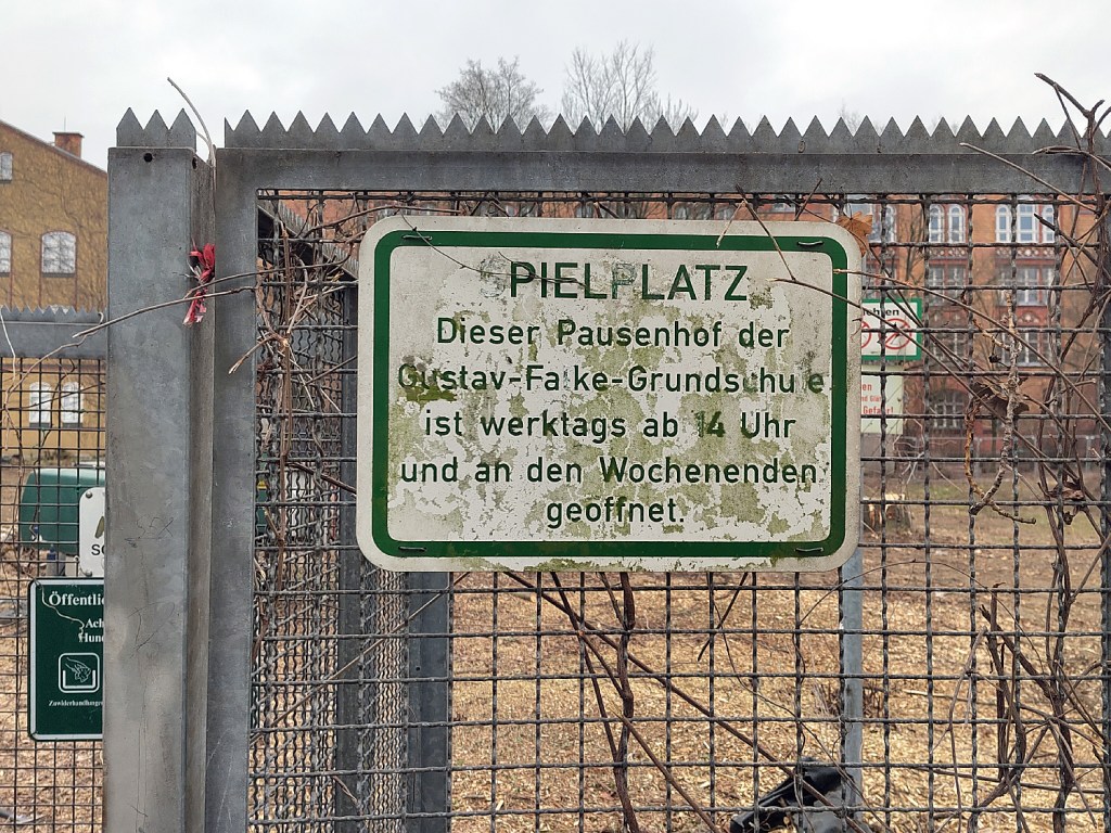Schild: Spielplatz - und Pausenhof. Foto: Hensel