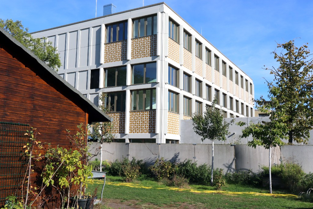 In den Neubau in der Reinickendorfer Straße zieht die Anna-Lindh-Schule. Foto: Schnell