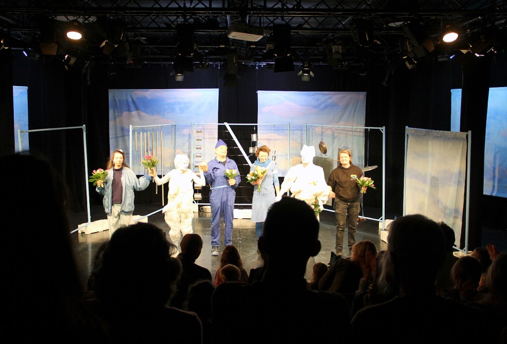 Applaus für Darsteller:innen und Team bei der Premiere von "Flick und Flack - Freunde werden". Foto: Hensel