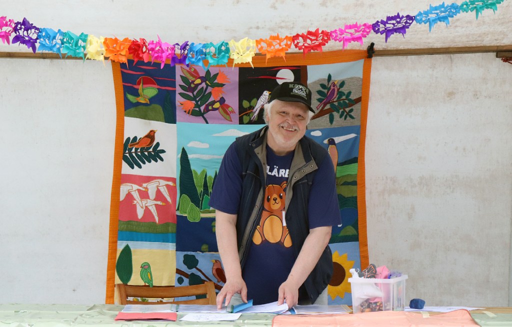 Hajo Lange, bekannt als Bastel-Hajo, beim Kiezfest im Brunnenviertel. Foto: Hensel