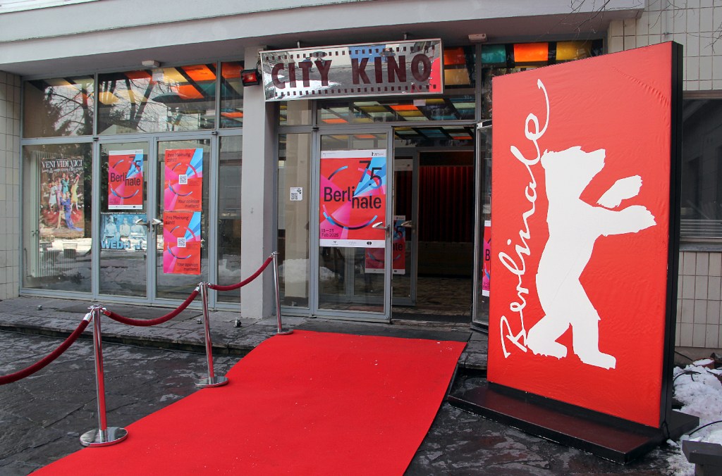 Roter Teppich und Berlinale-Bär vor dem City Kino, dieses Jahr mit etwas Schnee. Foto: Hensel