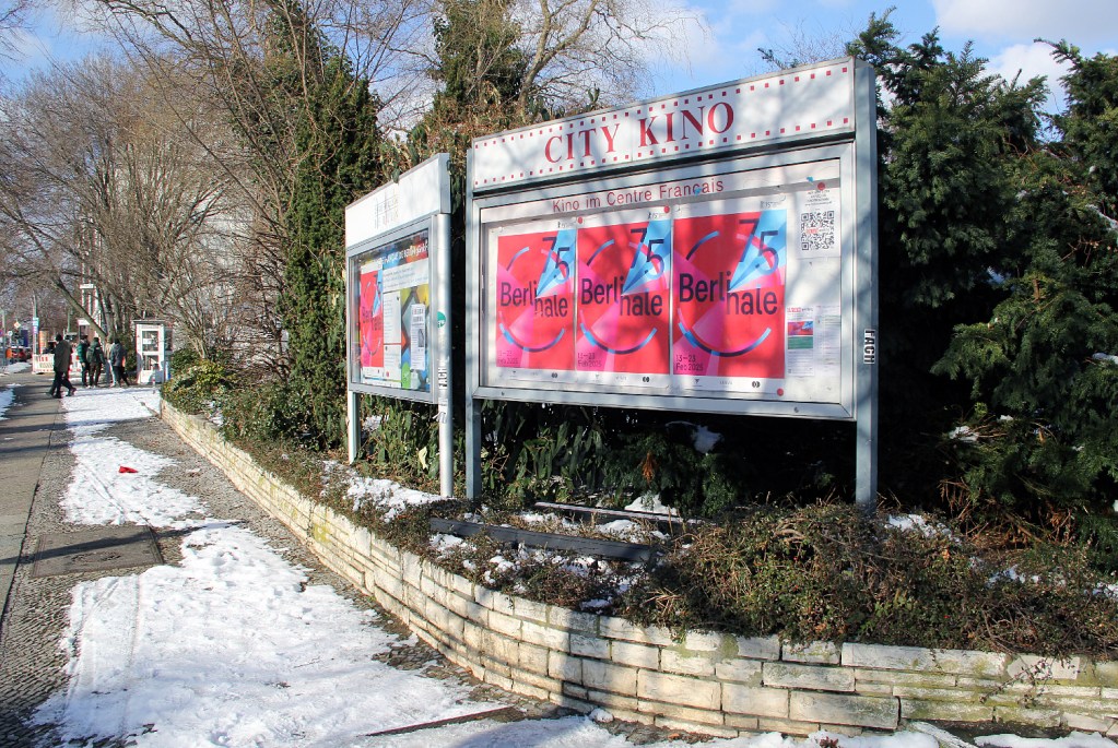 Plakate an der Müllerstraße wiesen auf die prominente Veranstaltung hin. Foto: Hensel