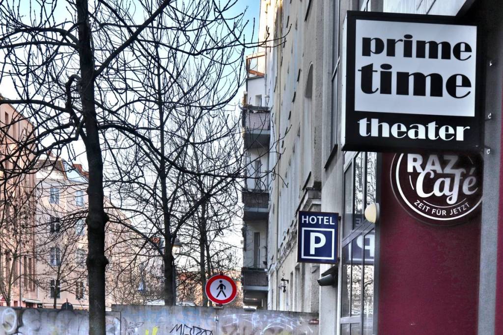 Die Problem-Immobilie liegt direkt neben dem Prime Time Theater in der Burgsdorfstraße 1. Foto: Schnell